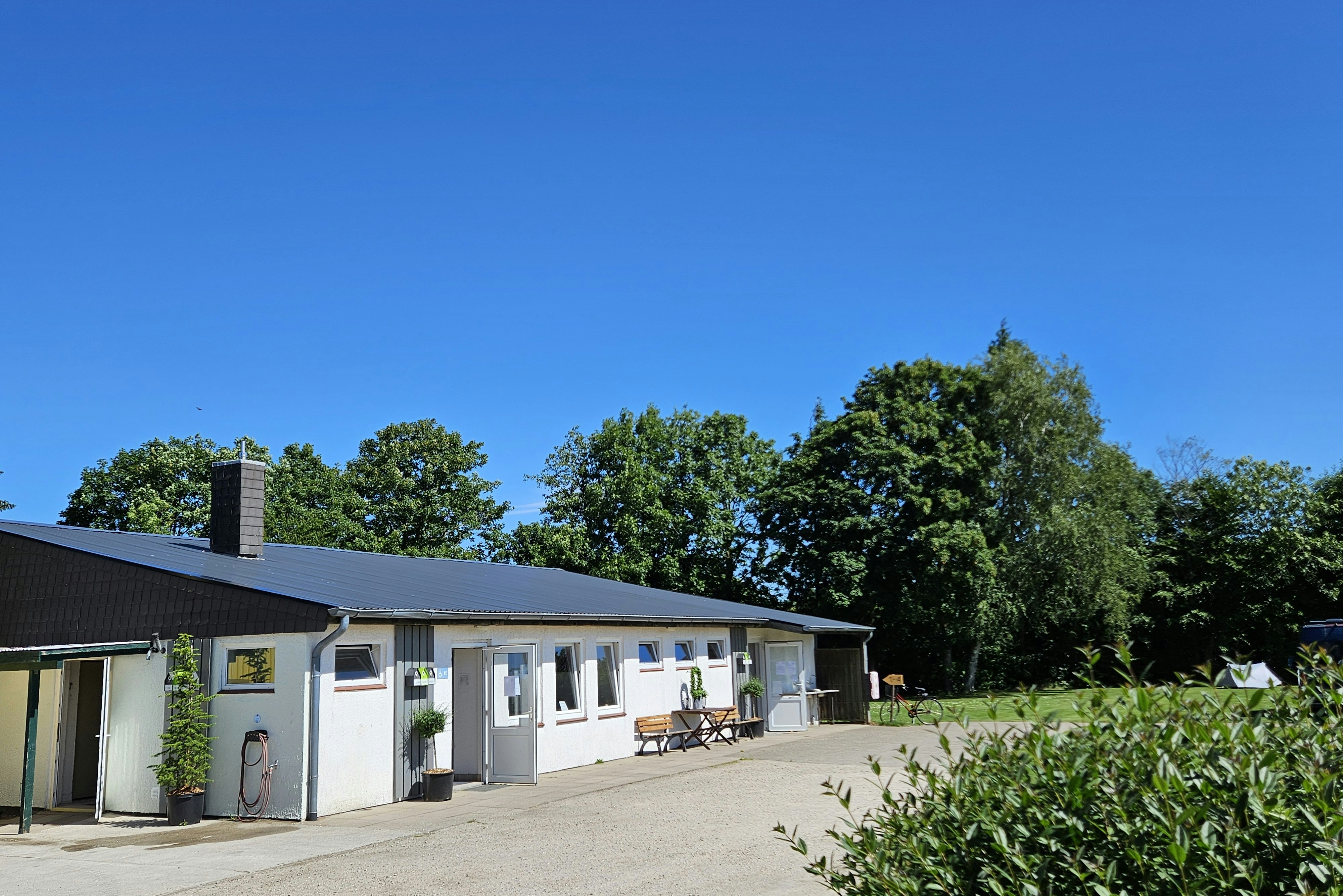 Camping Karlsmark - Blick auf das Sanitärgebäude