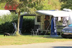 Camping Karolina - Gast vor dem Wohnmobil auf dem Campingplatz