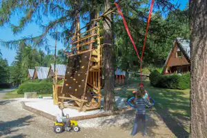Camping Karolina - Kinderspielplatz mit Kletterwand auf dem Campingplatz