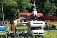 Camping Karolina - Wohnmobilstellplätze auf der Wiese auf dem Campingplatz