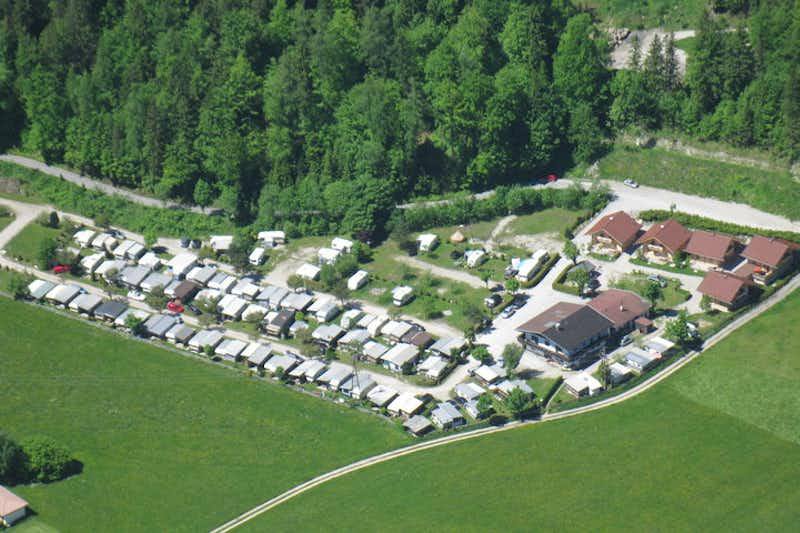 Camping Karwendel  -  Campingplatz in den Bergen aus der Vogelperspektive