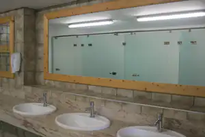 Camping Karwendel - Sanitärbereich vom Campingplatz mit Waschbecken, Spiegel und Toiletten