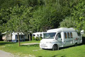 Camping Karwendel - Stellplatz vom Campingplatz auf grüner Wiese