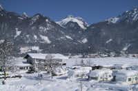 Camping Karwendel  -  schneebedeckter Campingplatz in den Alpen im Winter