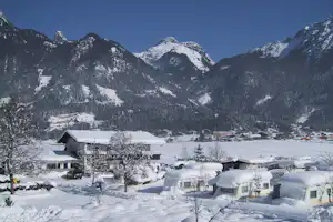 Camping Karwendel - schneebedeckter Campingplatz in den Alpen im Winter