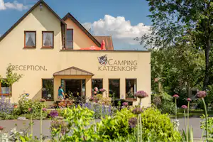 Camping Katzenkopf - Hauptgebäude mit Rezeption auf dem Campingplatz