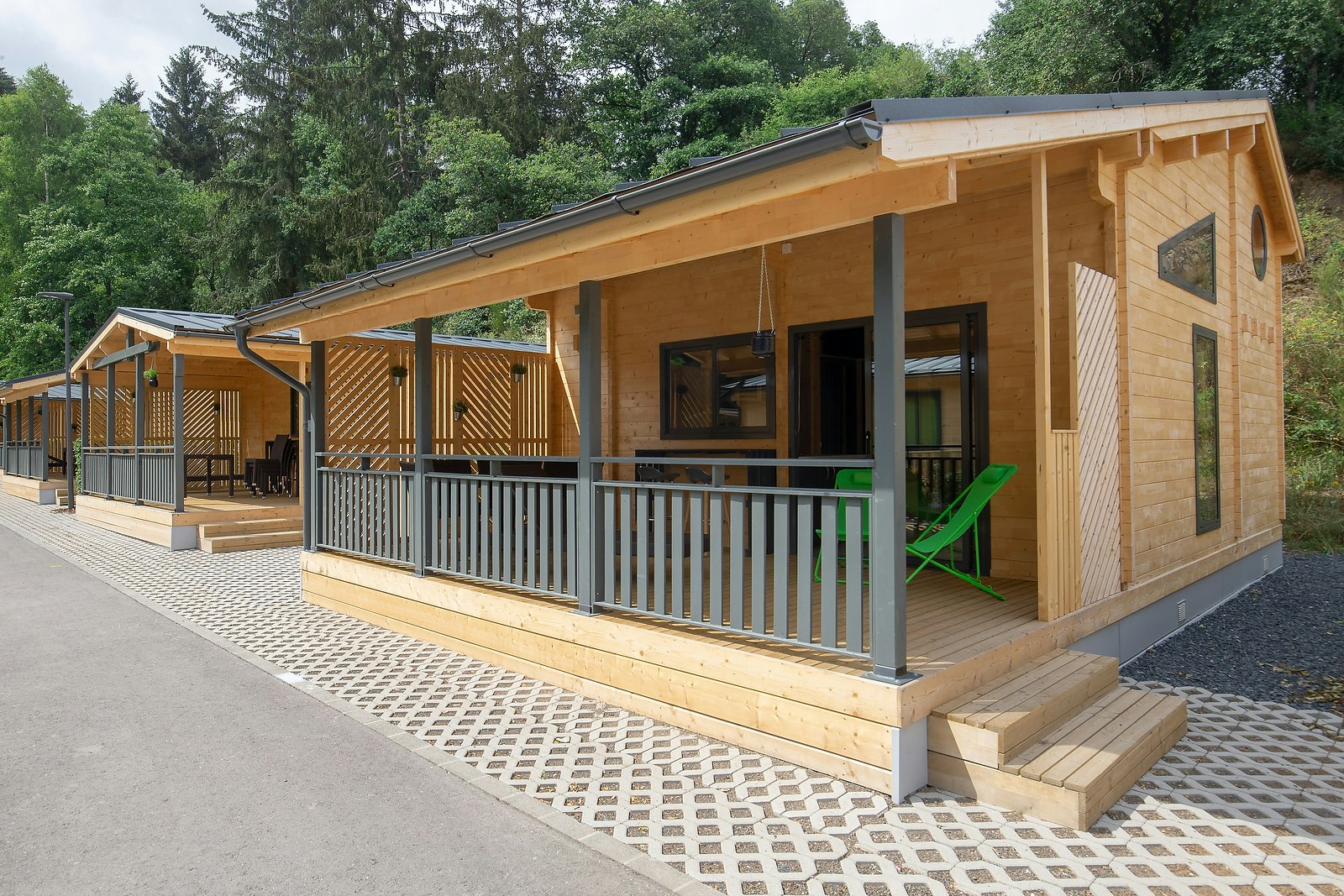 Camping Kaul  Camping- Park Kaul - Chalet mit Veranda auf dem Campingplatz