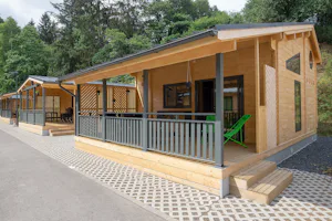 Camping Kaul Camping- Park Kaul - Chalet mit Veranda auf dem Campingplatz