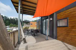 Camping Kaul Camping- Park Kaul - Chalet mit Veranda im Grünen auf dem Campingplatz