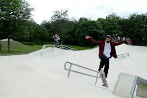 Camping Kaul Camping- Park Kaul - Skateboardfahrer auf dem Sportplatz des Campingplatzes