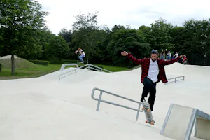 Camping Kaul Camping- Park Kaul - Skateboardfahrer auf dem Sportplatz des Campingplatzes