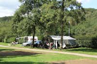 Camping Kautenbach  -  Camper am Wohnwagen auf dem Campingplatz im Grünen