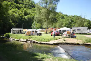 Camping Kautenbach - Camper auf dem Stellplatz vom Campingplatz am Fluss