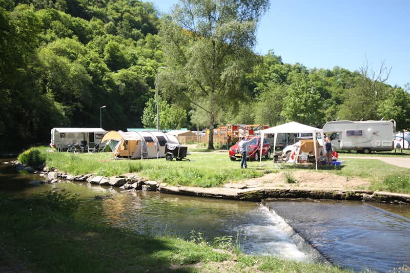 Camping Kautenbach  -  Camper auf dem Stellplatz vom Campingplatz am Fluss