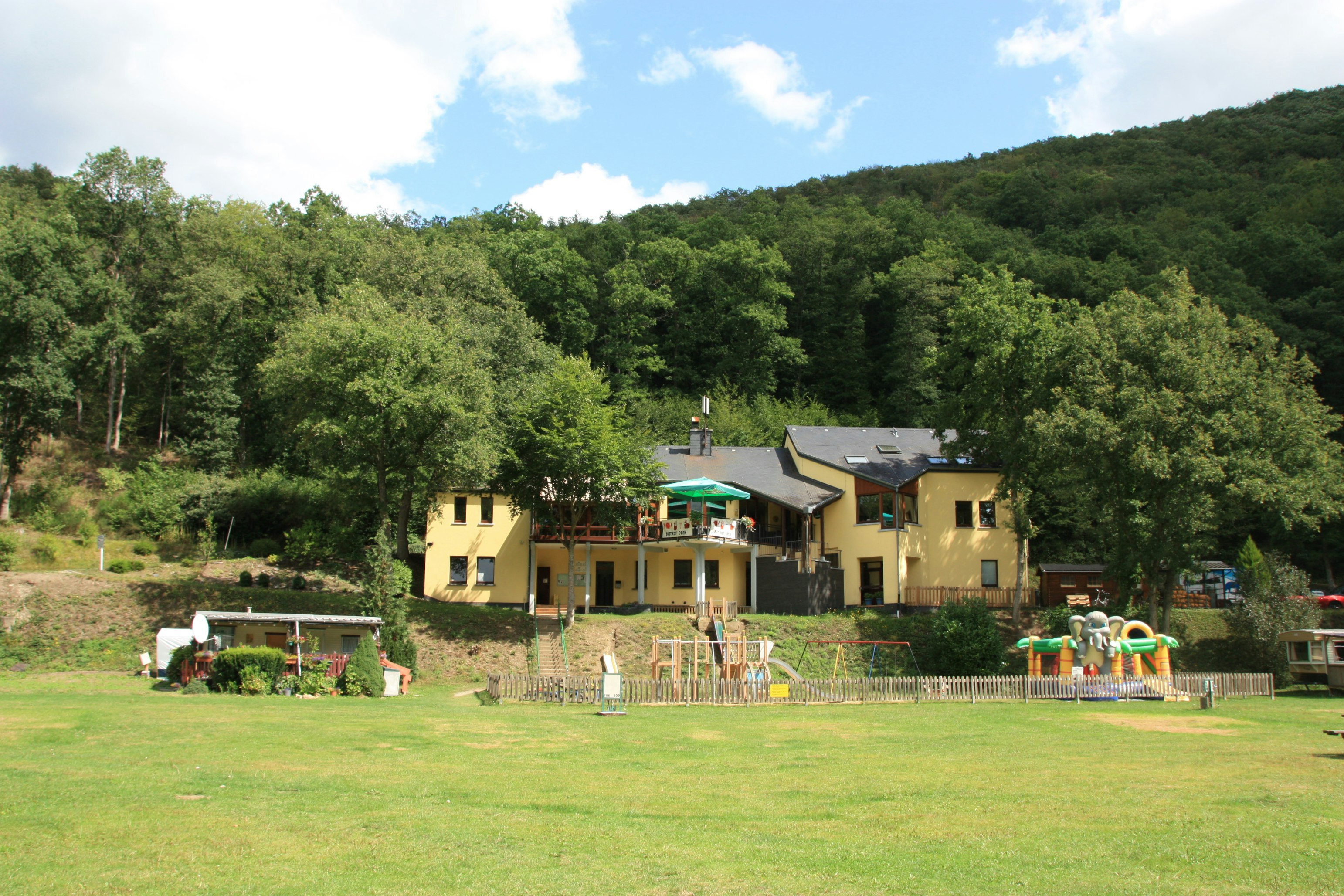 Camping Kautenbach  -  Spielplatz und Hauptgebäude vom Campingplatz