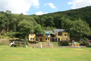 Camping Kautenbach - Spielplatz und Hauptgebäude vom Campingplatz