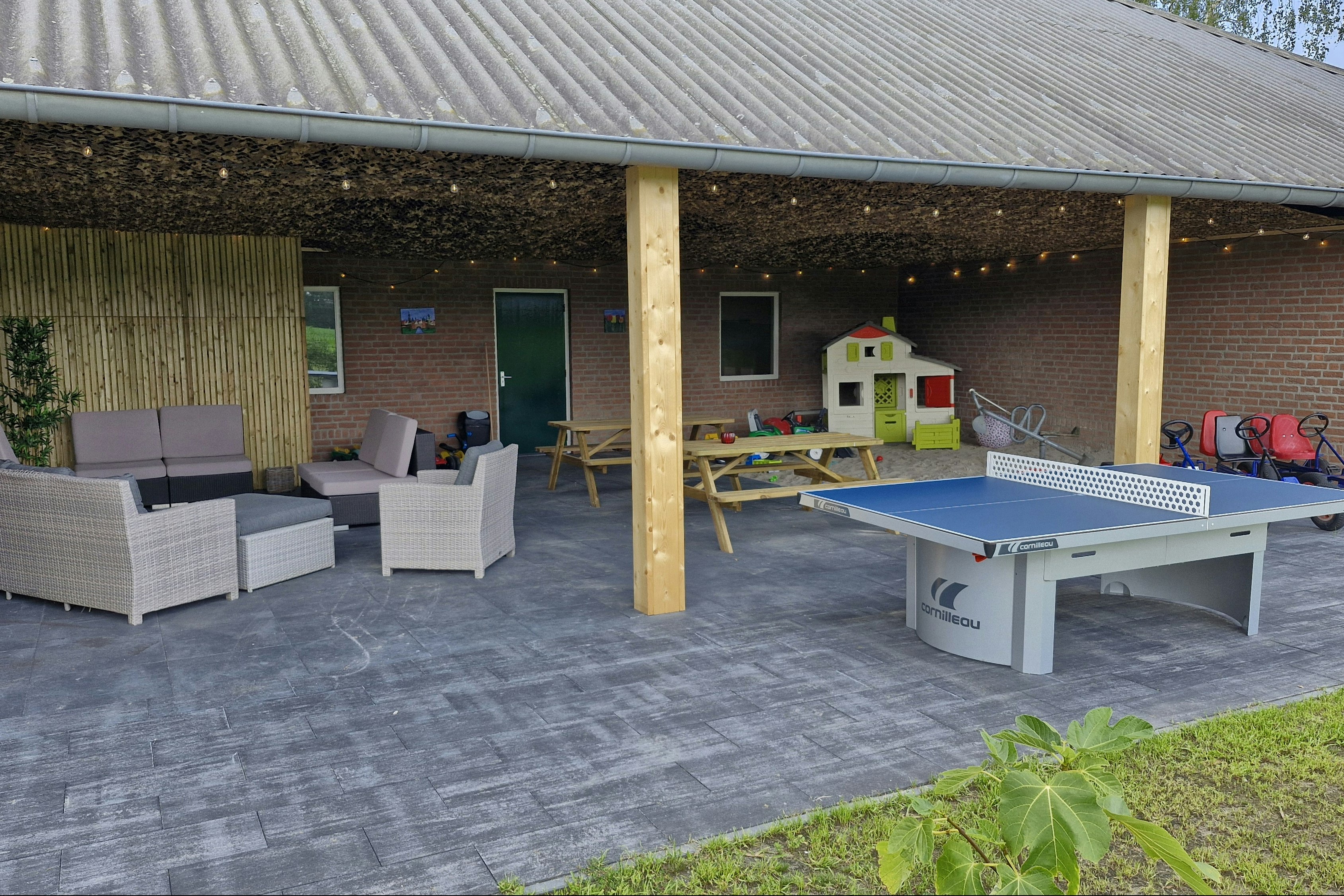 Camping Kempenstee - Terrasse mit Spielmöglichkeiten auf dem Campingplatz