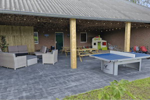Camping Kempenstee - Terrasse mit Spielmöglichkeiten auf dem Campingplatz