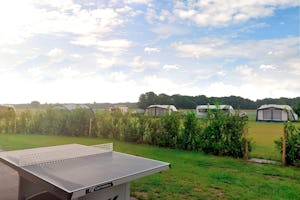 Camping Kempenstee - Tischtennisplatte bei der Standplatzwiese