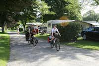 Camping Kerisole - Gäste beim Fahrrad fahren auf dem Campingplatz