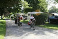 Camping Kerisole - Gäste beim Fahrrad fahren auf dem Campingplatz