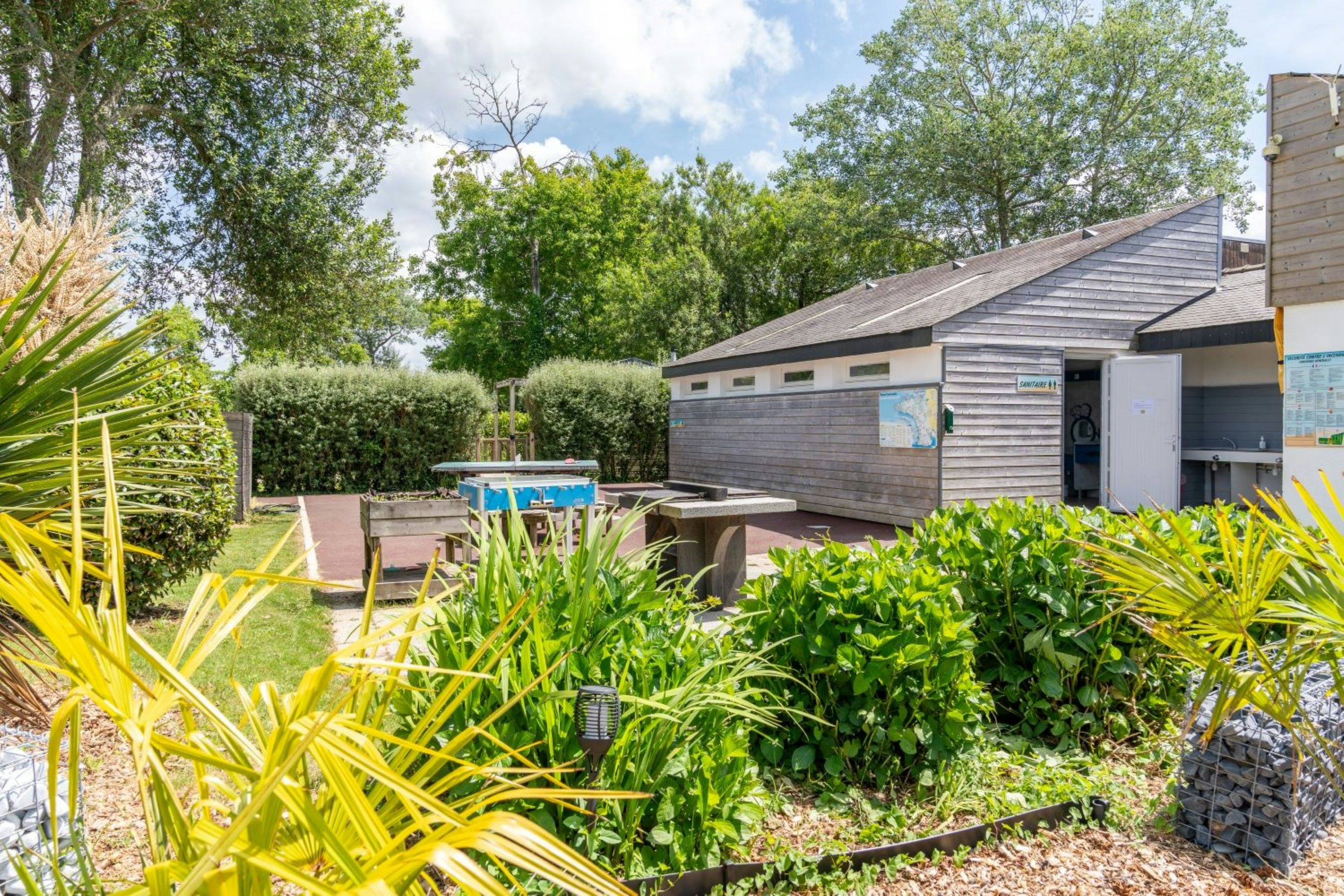 CAMPING KERLAZ - Grillstelle auf dem Campingplatz