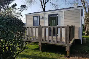 CAMPING KERLAZ - Mobilheim mit Terrasse im Grünen auf dem Campingplatz