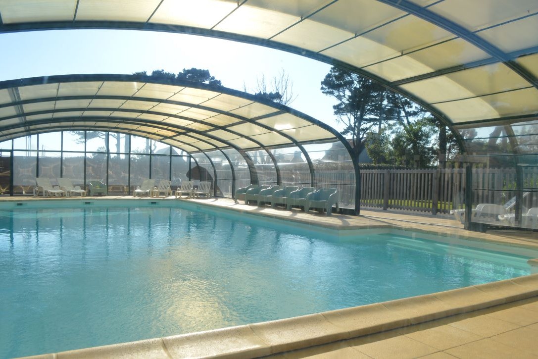 CAMPING KERLAZ - Pool mit Überdachung auf dem Campingplatz