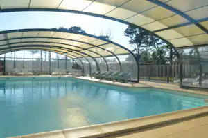 CAMPING KERLAZ - Pool mit Überdachung auf dem Campingplatz