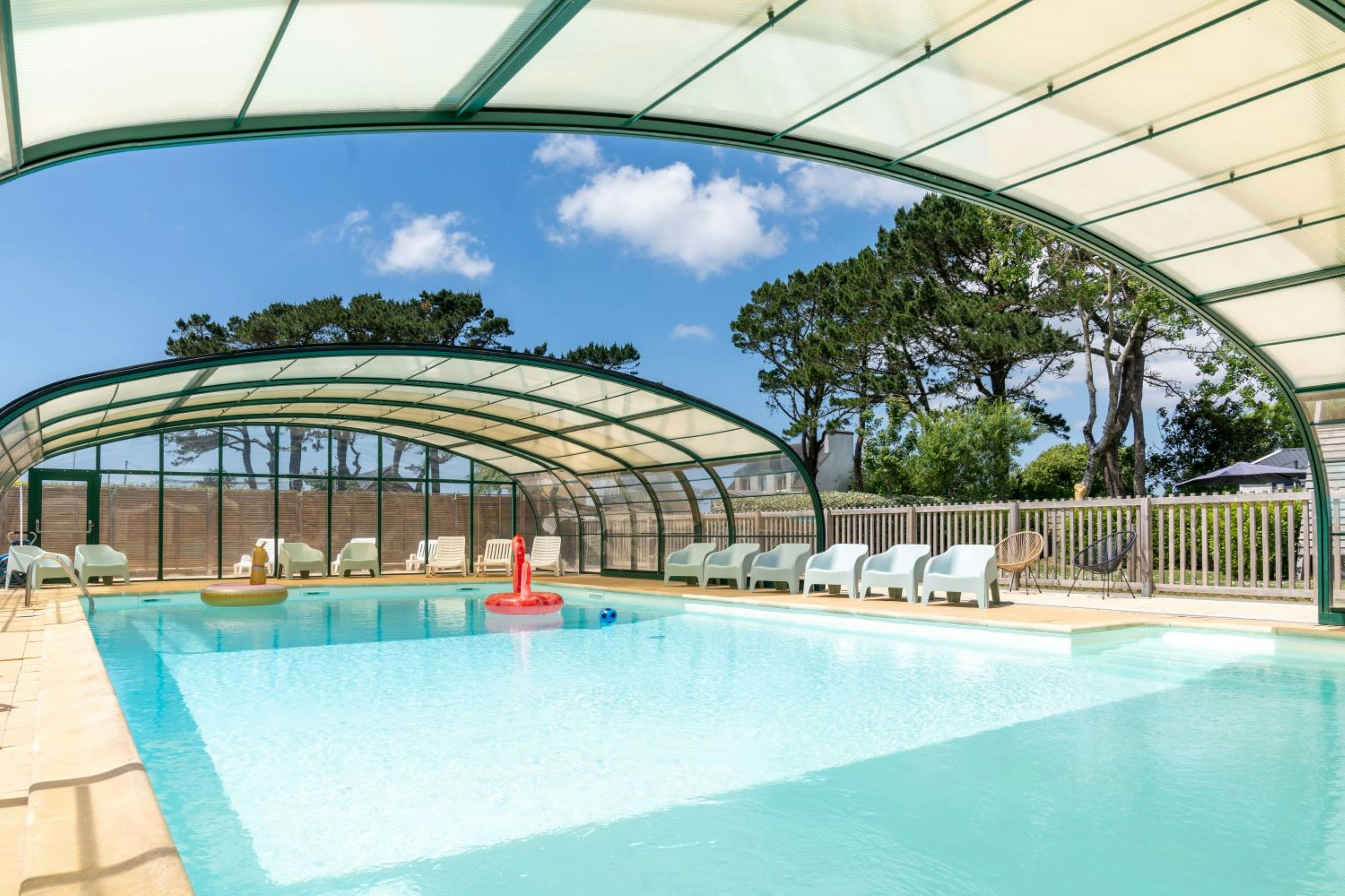 CAMPING KERLAZ - Pool mit Schiebedach auf dem Campingplatz