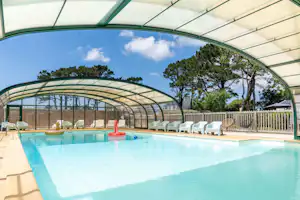 CAMPING KERLAZ - Pool mit Schiebedach auf dem Campingplatz