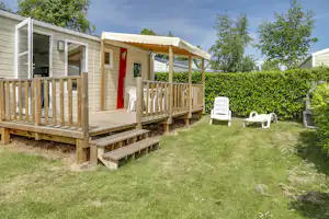 Camping Kervilor - Mobilheim mit Terrasse auf dem Campingplatz