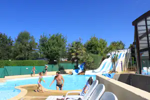 Camping Kervilor - Poolbereich mit Wasserrutsche auf dem Campingplatz
