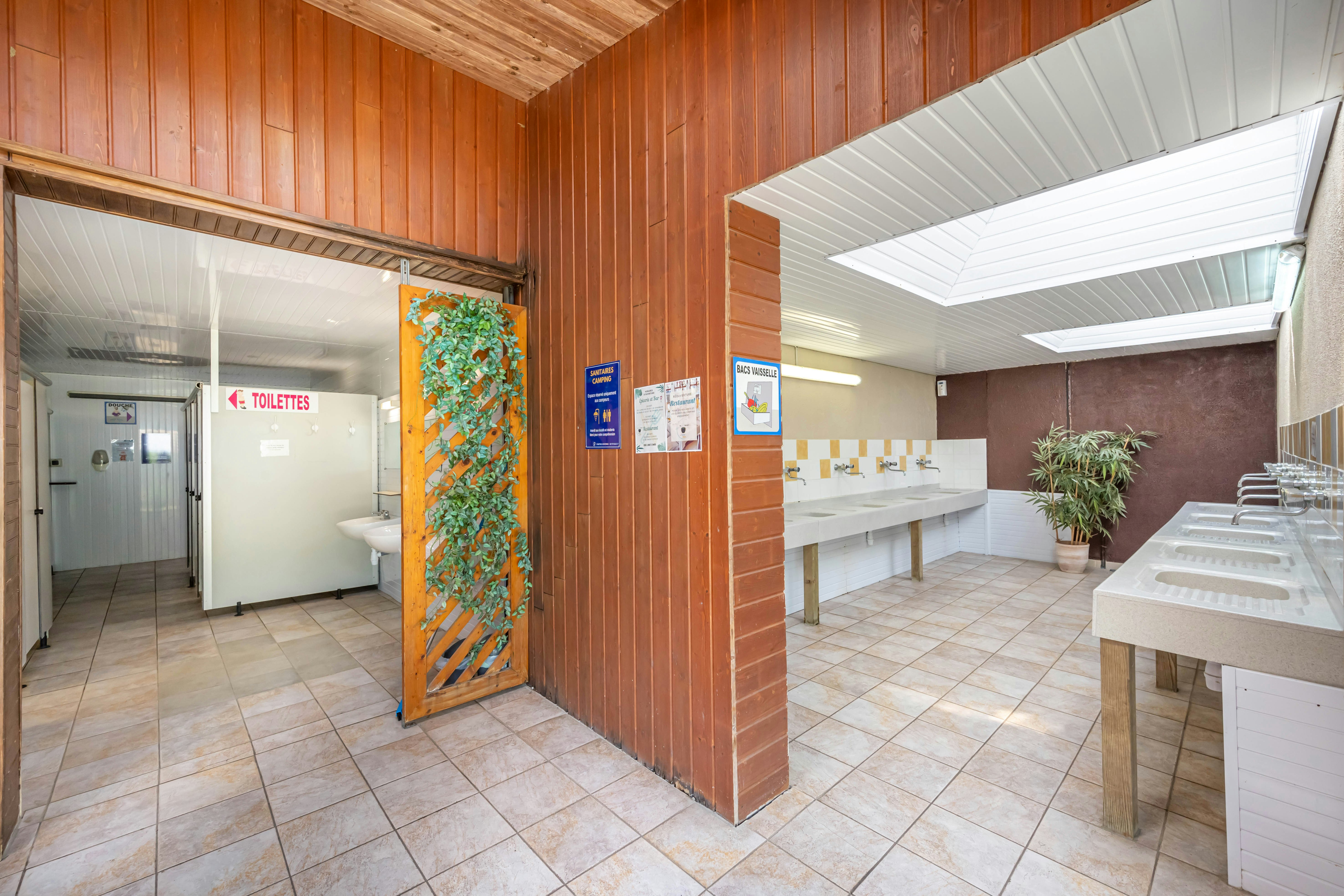 Camping Kerzerho  - Innenansicht des Sanitärgebäudes