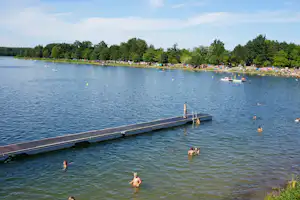 Camping Kiebitz - Gäste auf der Badeplattform am See