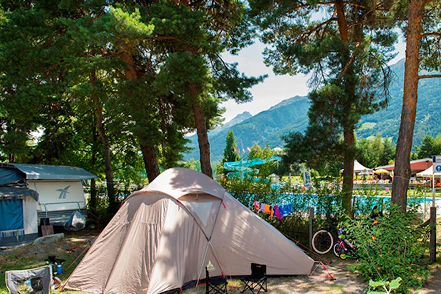 Camping Kiefernhain - Zeltplätze im Grünen mit Blick auf den Pool