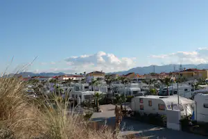 Camping Kiko Park - Stellplatz vom Campingplatz, die Berge im Hintergrund