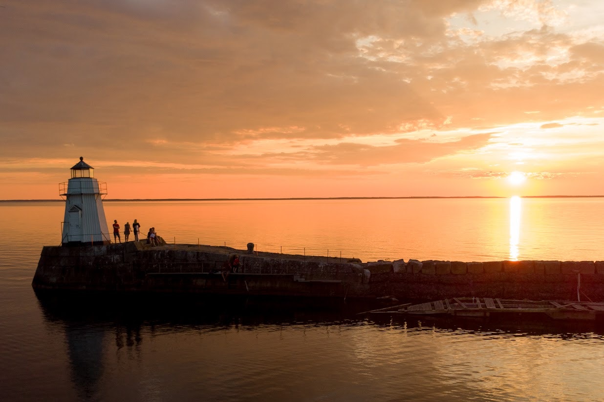 Kinnekulle Camping & Stugby - Blick auf einen Leuchtturm bei Sonnenuntergang