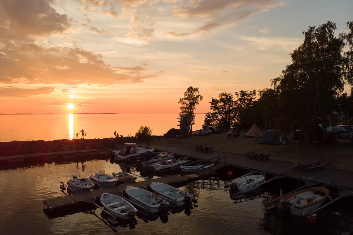 Kinnekulle Camping & Stugby - Bootsanlegestelle am Campingplatz