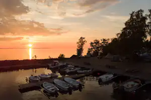 Kinnekulle Camping & Stugby - Bootsanlegestelle am Campingplatz