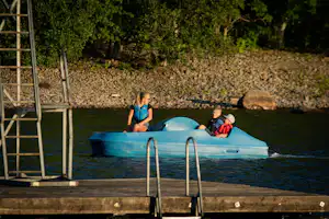 Kinnekulle Camping & Stugby - Gäste fahren Tretboot