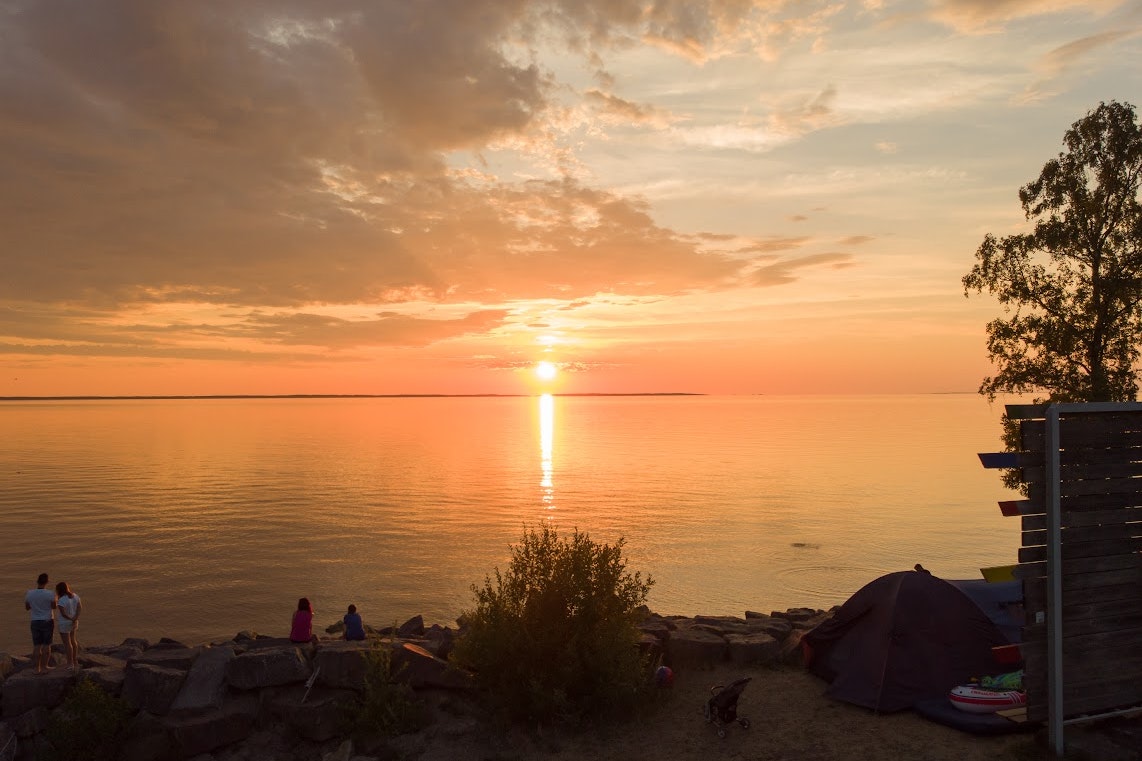 Kinnekulle Camping & Stugby - Sonnenuntergang über dem Wasser