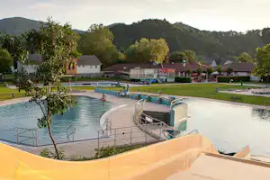 Camping Kirchzarten - Poolbereich vom Campingplatz mit Wasserrutsche