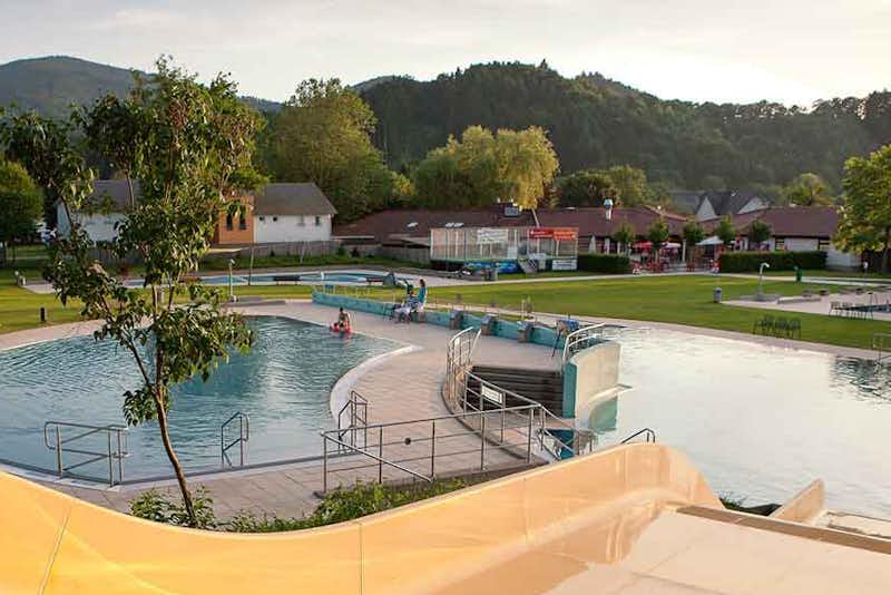 Camping Kirchzarten  -   Poolbereich vom Campingplatz mit Wasserrutsche