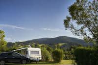 Camping Kirchzarten - Wohnwagenstellplätze mit Blick auf die Berge