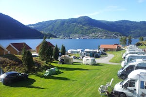 Camping Kjørnes- Mobilheime und Wohnwagenstellplätze mit Blick auf die Berge und auf den See