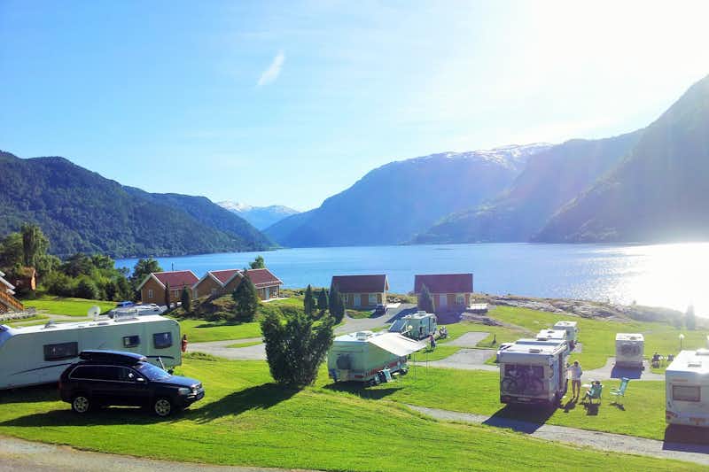 Camping Kjørnes- Wohnwagenstellplätze und Mobilheime  mit Blick auf den See und die Berge