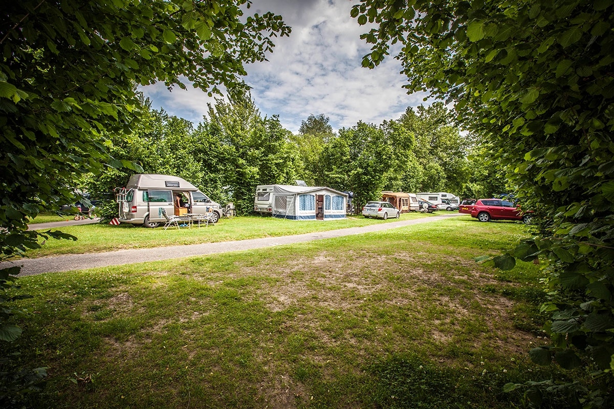 Camping Klagenfurt am Wörthersee - Blick auf die Standplätze auf der Wiese
