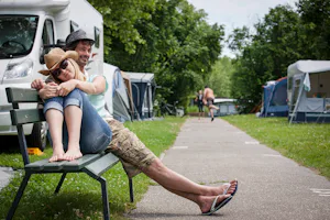 Camping Klagenfurt am Wörthersee - Camper sitzen auf einer Bank auf der Standplatzwiese