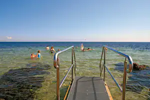Camping Klausdorfer Strand - Gäste spielen am Badestrand vor dem Campingplatz